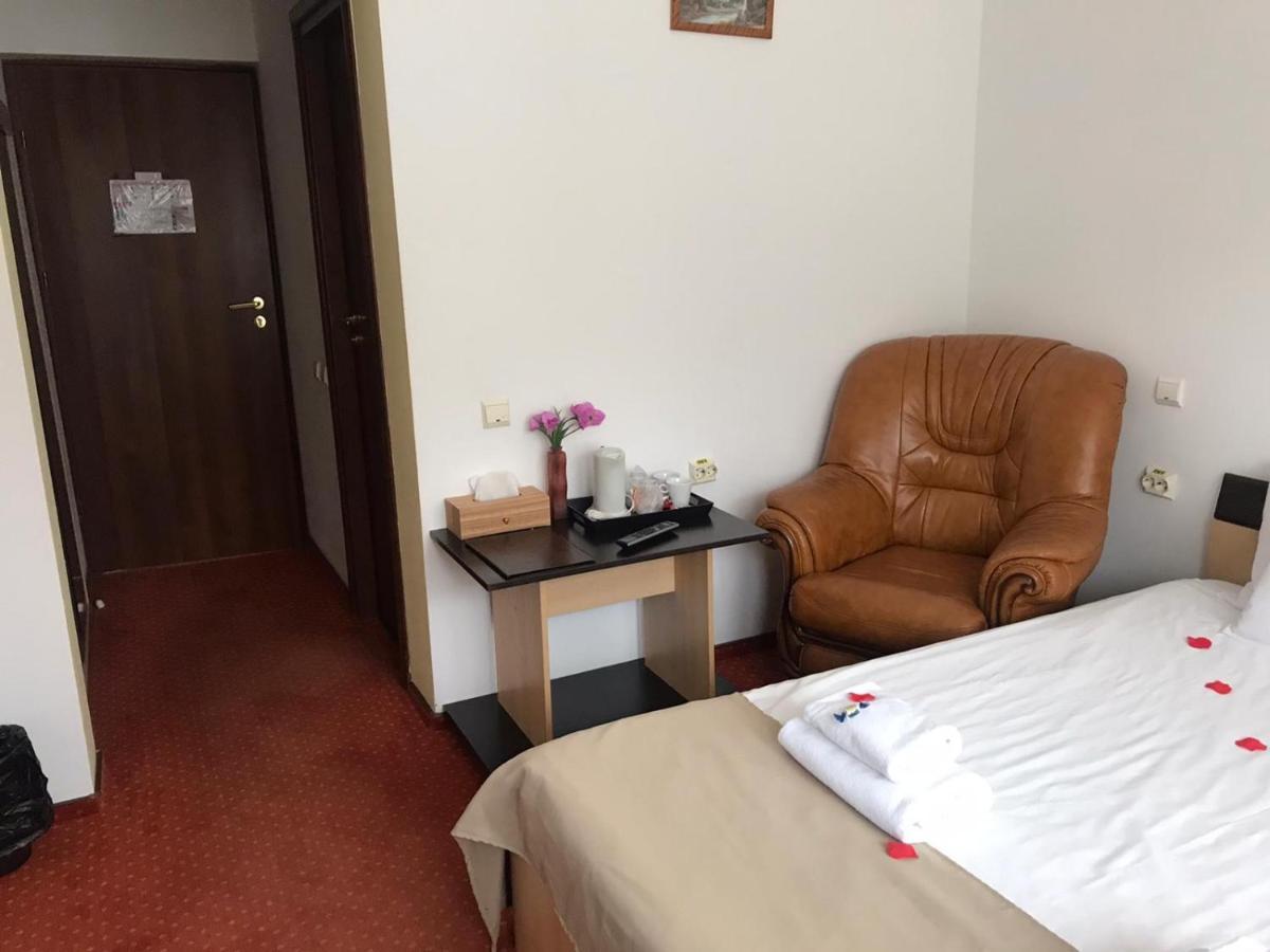 Hotel FLORA ALPINA Azuga Buitenkant foto