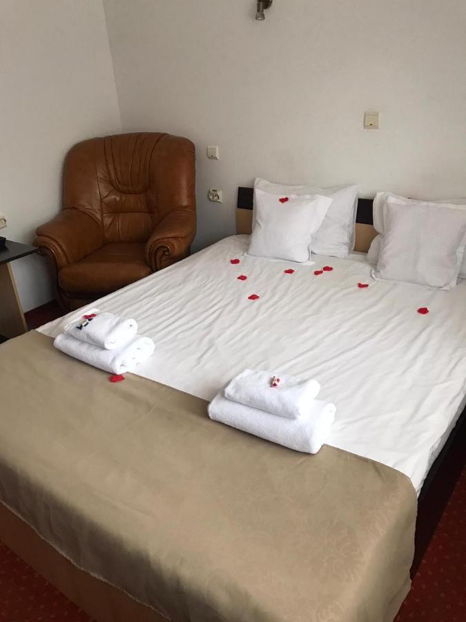 Hotel FLORA ALPINA Azuga Buitenkant foto