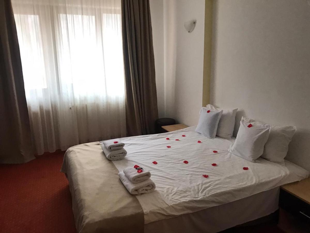 Hotel FLORA ALPINA Azuga Buitenkant foto