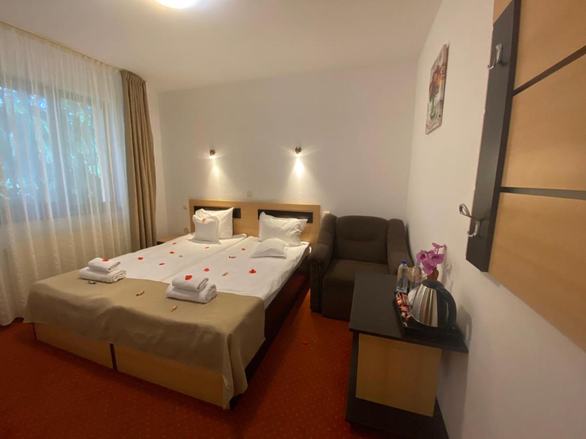 Hotel FLORA ALPINA Azuga Buitenkant foto