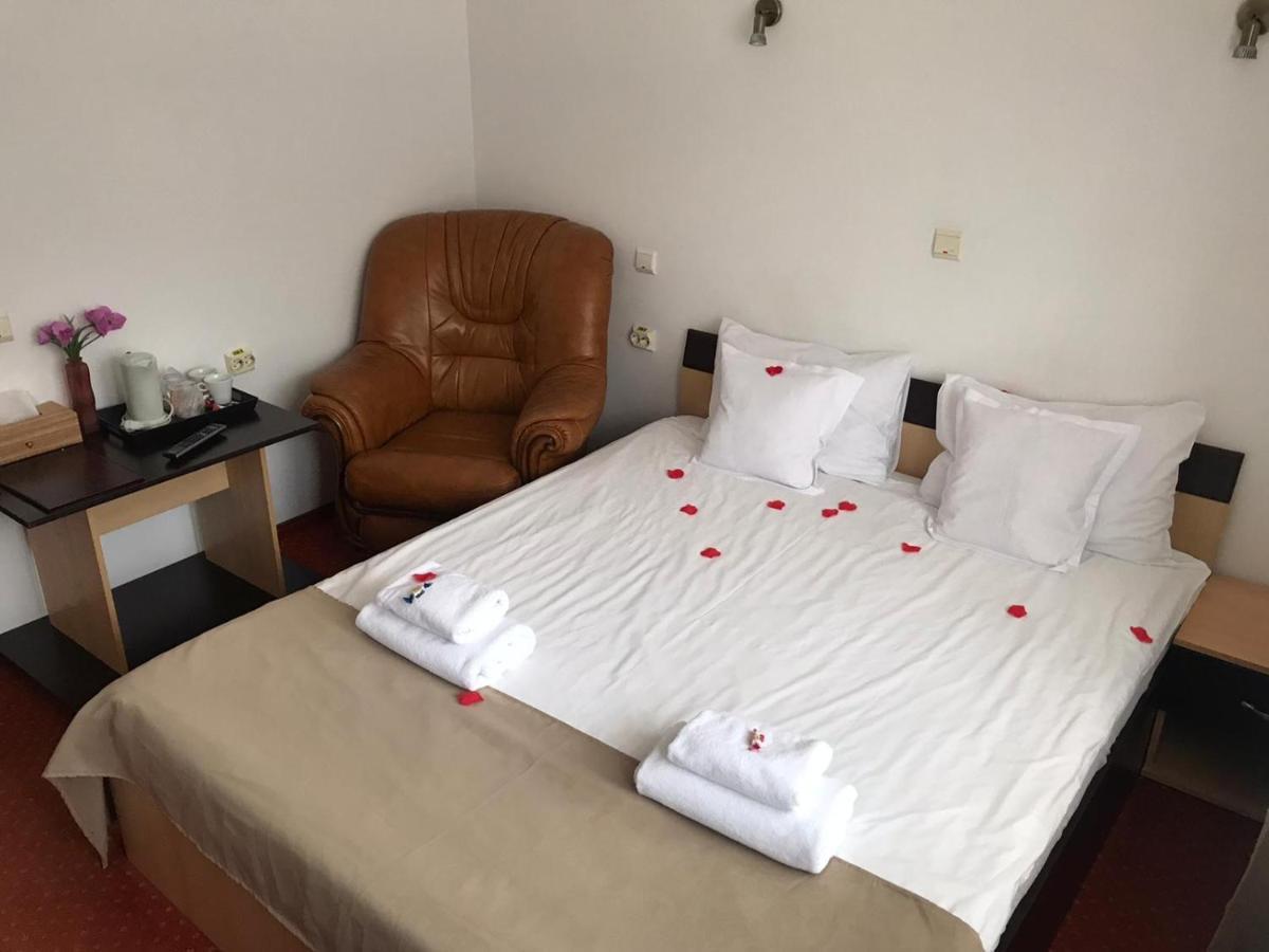 Hotel FLORA ALPINA Azuga Buitenkant foto