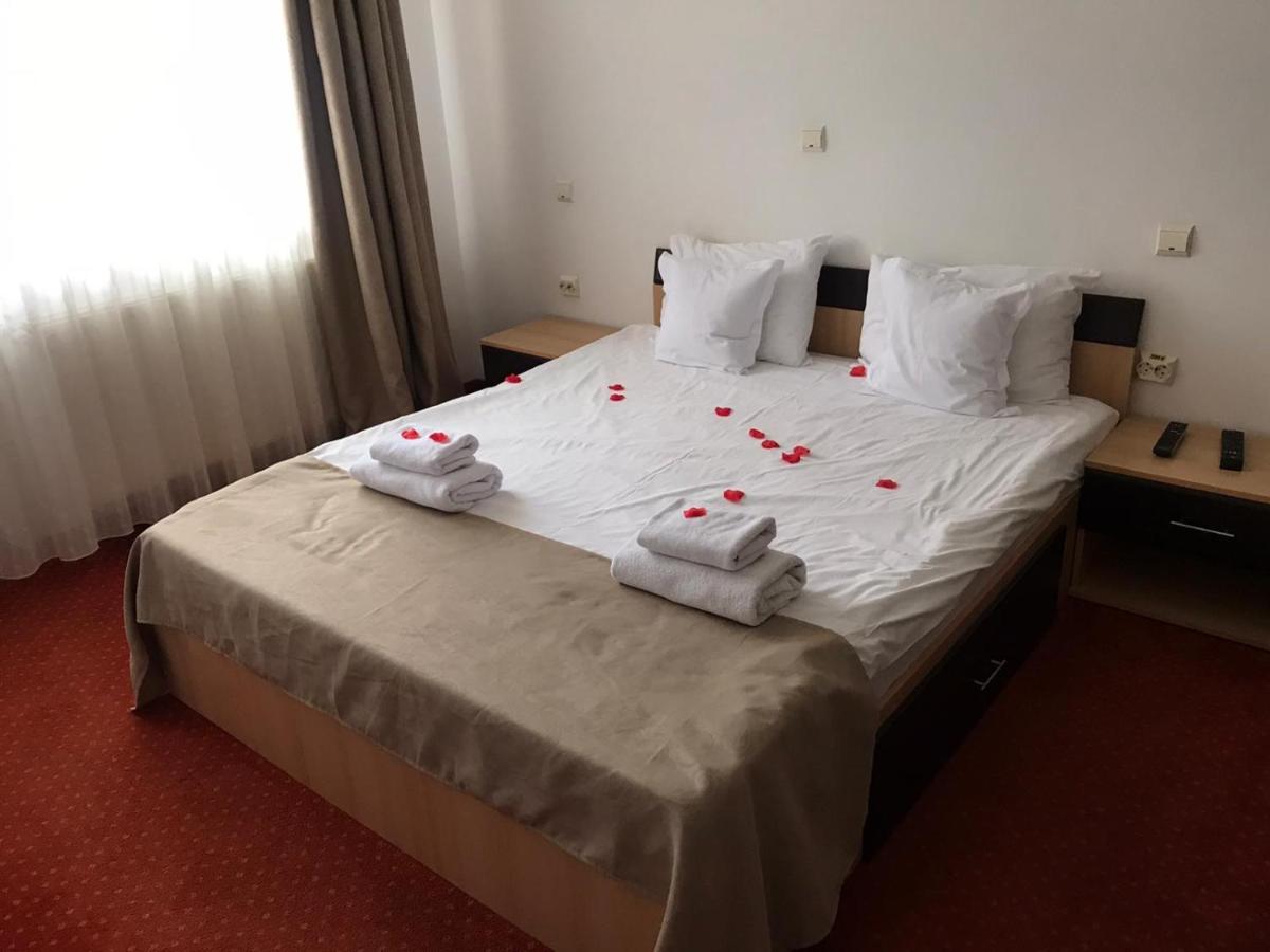 Hotel FLORA ALPINA Azuga Buitenkant foto