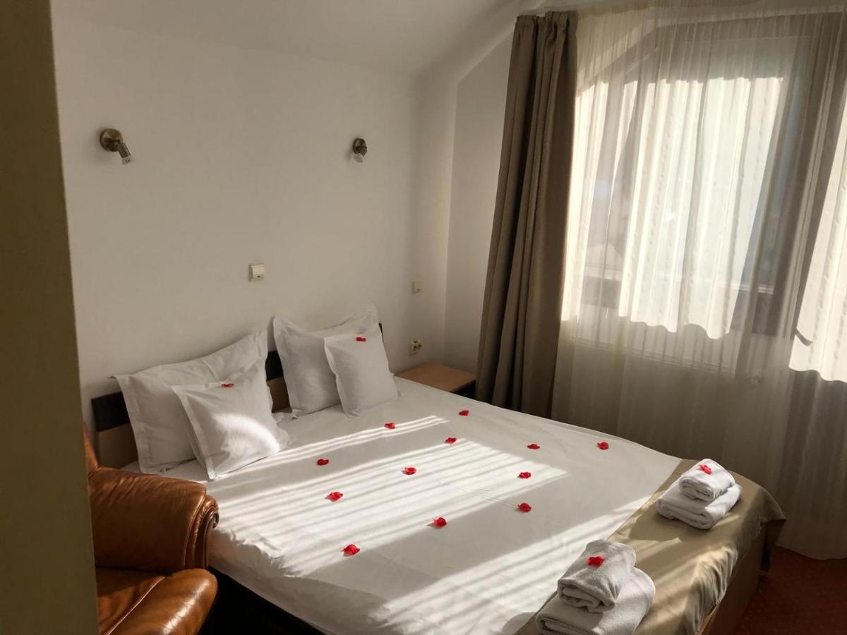 Hotel FLORA ALPINA Azuga Buitenkant foto