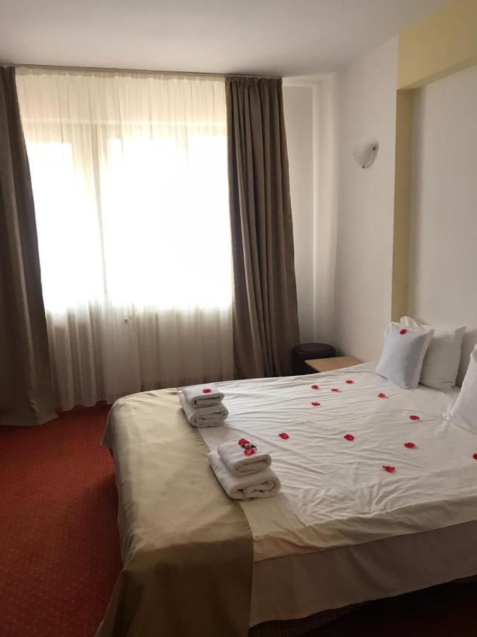 Hotel FLORA ALPINA Azuga Buitenkant foto