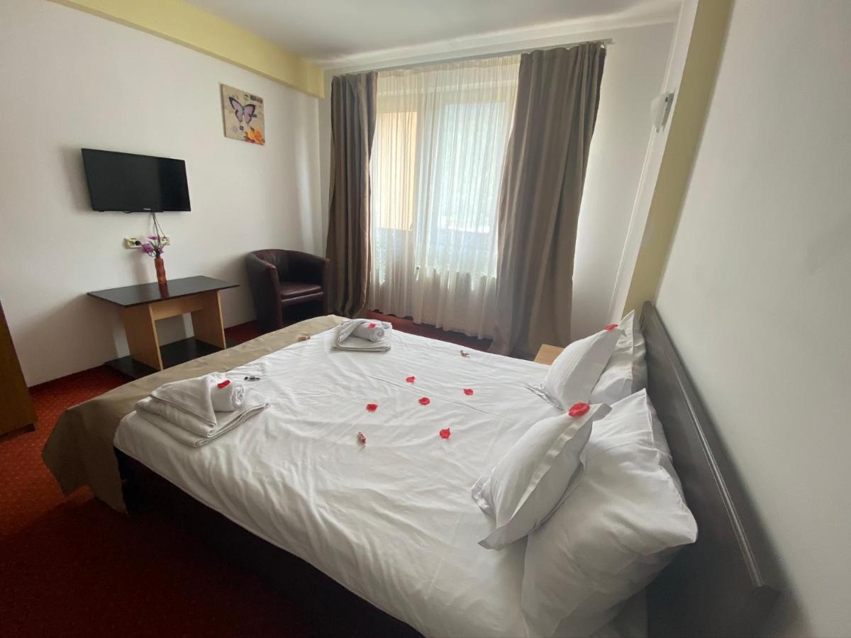 Hotel FLORA ALPINA Azuga Buitenkant foto