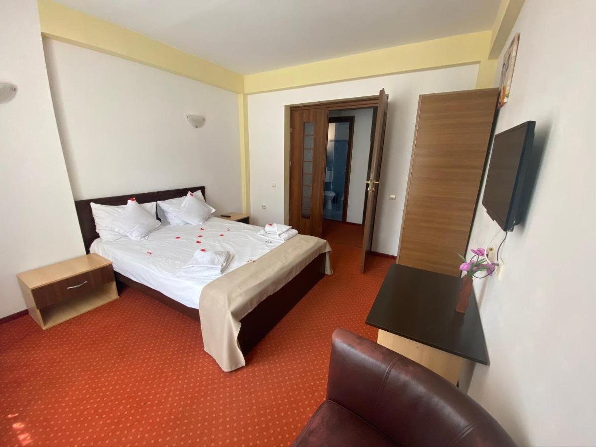 Hotel FLORA ALPINA Azuga Buitenkant foto