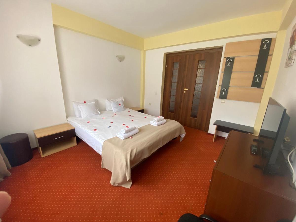 Hotel FLORA ALPINA Azuga Buitenkant foto