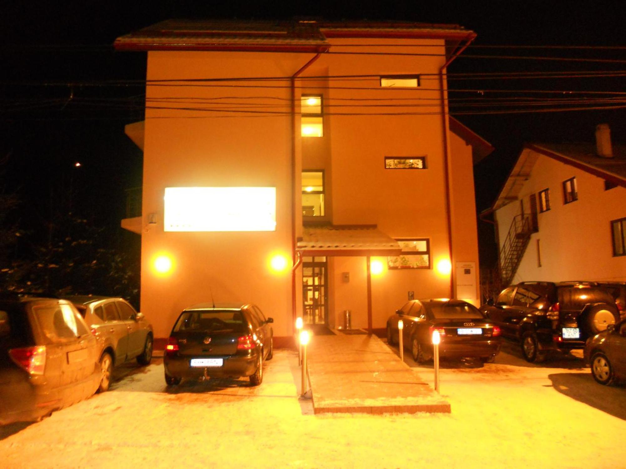 Hotel FLORA ALPINA Azuga Buitenkant foto