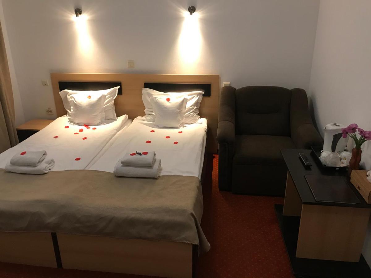Hotel FLORA ALPINA Azuga Buitenkant foto